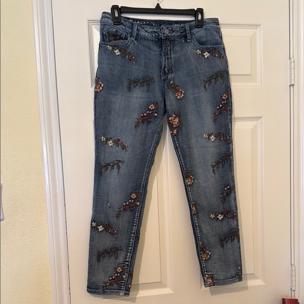Laurie Felt Blue Cropped Jeans with Floral Embroidery Size 10